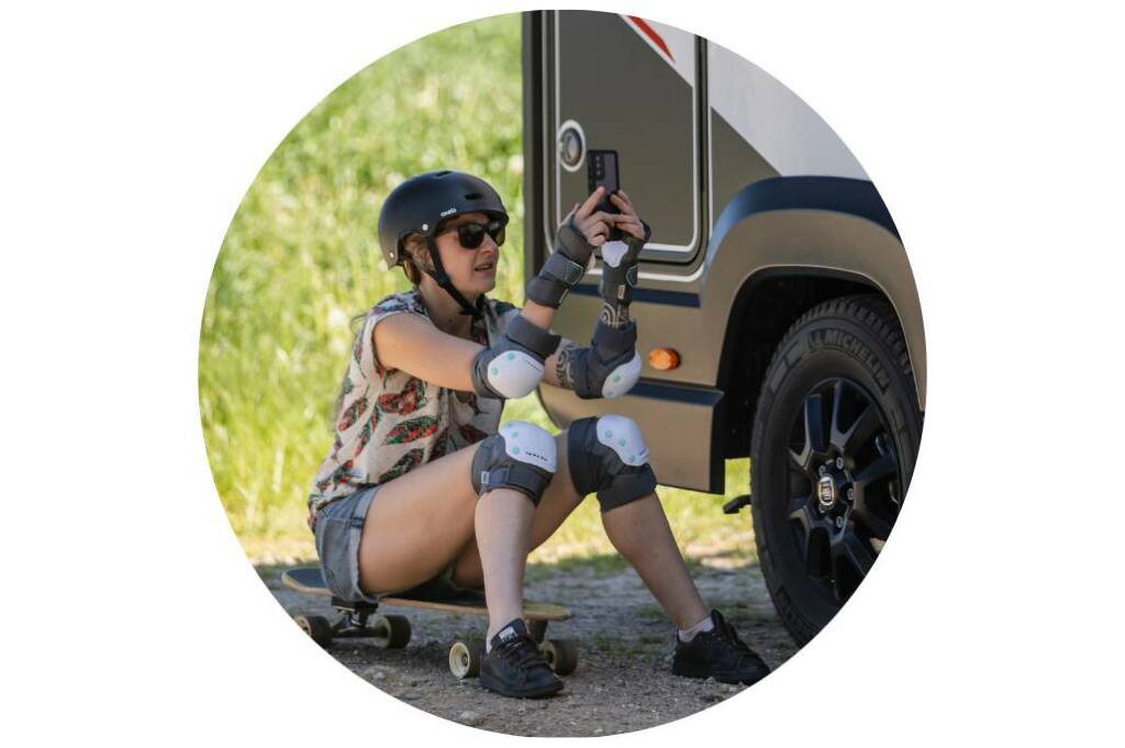 Séance de roller et d’aventure près d’un camping-car compact Challenger, l’esprit sportif et nomade à l’état pur.