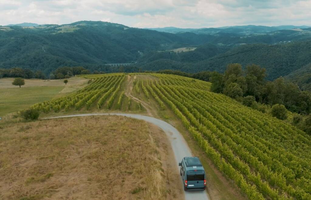 Van compact Challenger en escapade au cœur des vignes, une invitation à découvrir les routes du vin et la douceur de vivre en van.
